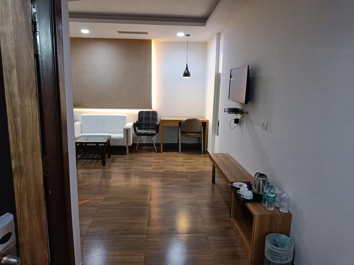 The Dwelling Paradise Hotel เกรทเตอร์นอยดา ภายนอก รูปภาพ