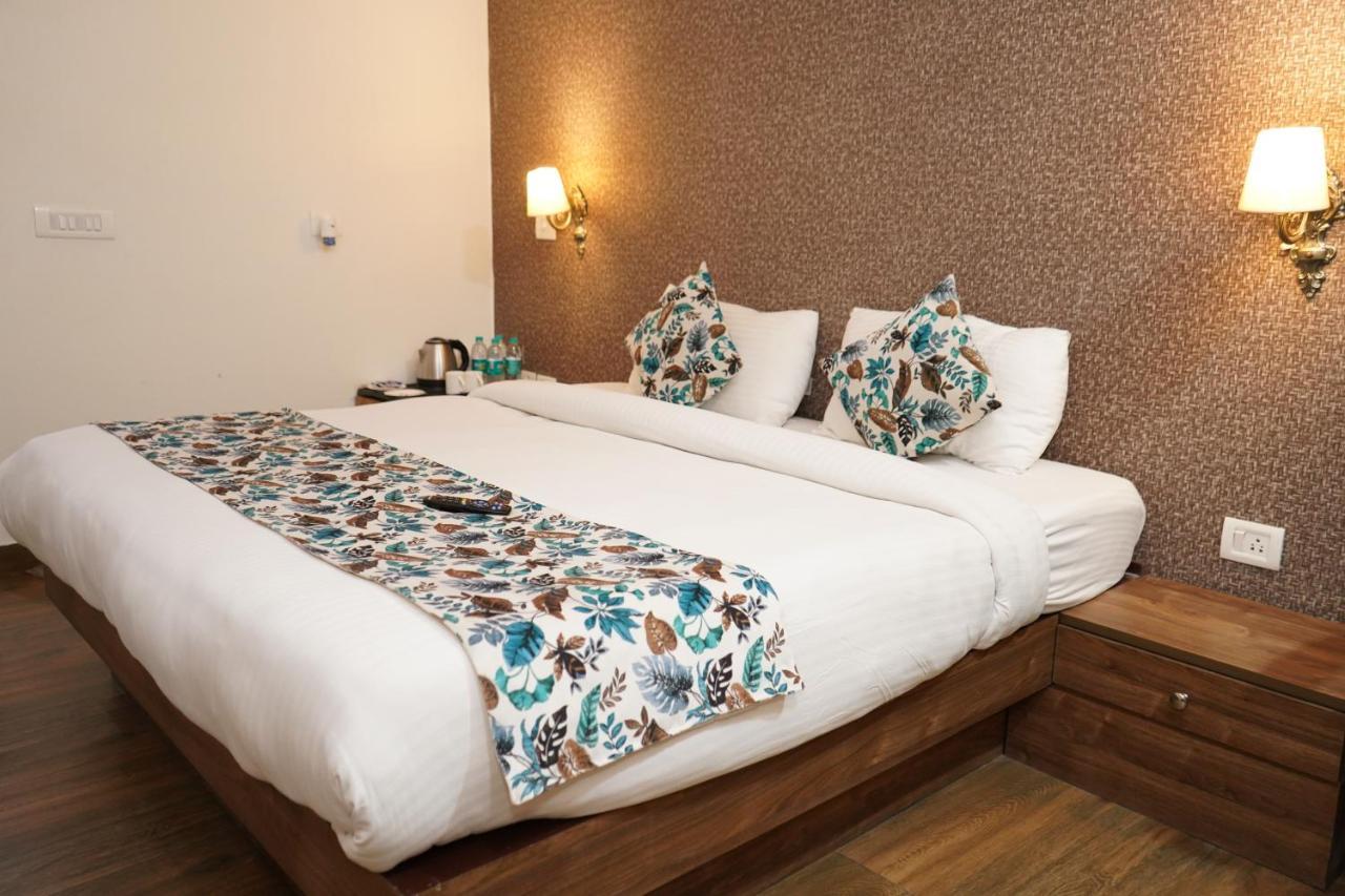 The Dwelling Paradise Hotel เกรทเตอร์นอยดา ภายนอก รูปภาพ