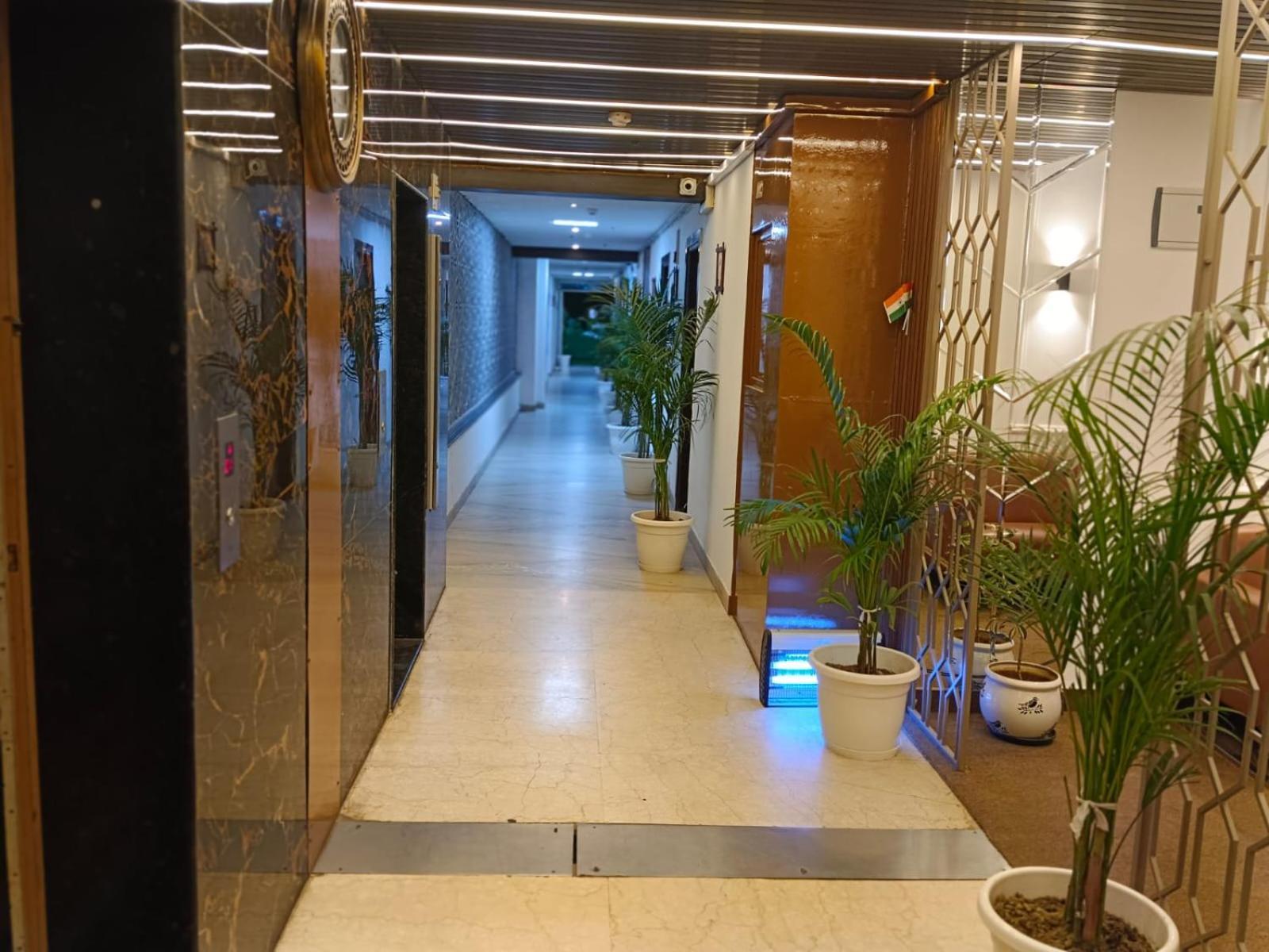 The Dwelling Paradise Hotel เกรทเตอร์นอยดา ภายนอก รูปภาพ